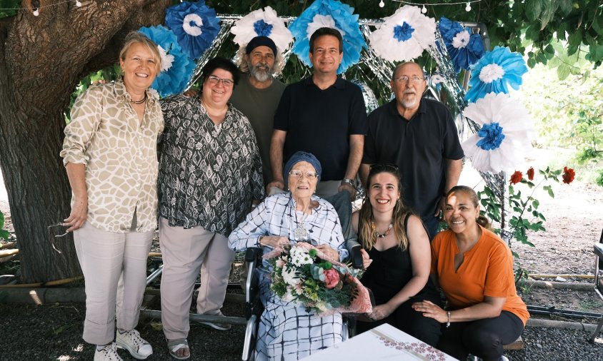 Carmen Guinda, amb la seva família i les autoritats municipals