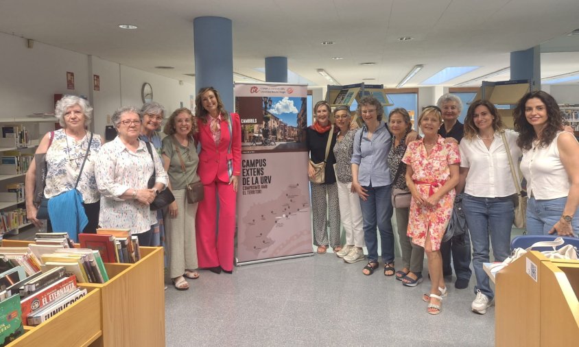 Helena Queral Martí amb les membres del Club de Lectura Adult