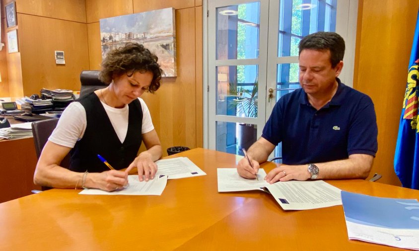 Moment de la signatura del conveni per part de l’alcalde de Cambrils, Oliver Klein, i la gerent de Comaigua, Tiphaine Anderbouhr