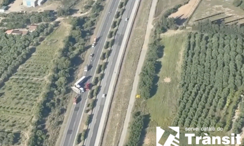Imatge del camió bolcat a l'AP-7