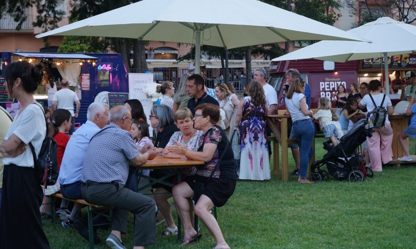 Imatge d'ambient de la Fira d'Artesans Cervesers, ahir al vespre, a la plaça del Setge