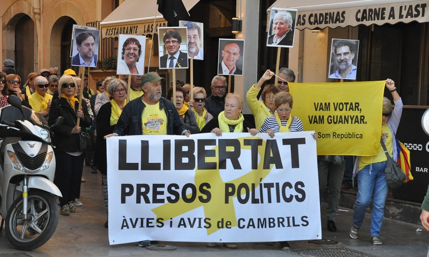 El pas dels Avis i Àvies per la cantonada del carrer de Gimbernat i el passeig d'Albert