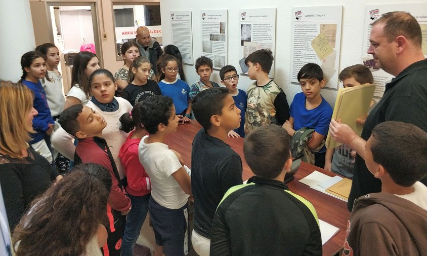 Imatge dels alumnes de l'escola Joan Ardèvol a l'Arxiu Municipal