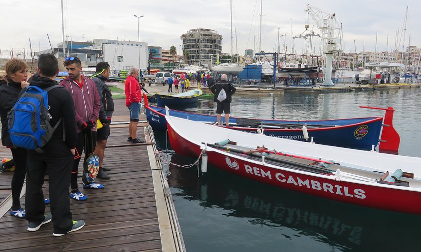 El llagut de Rem Cambrilsa les aigües del port de Tarragona