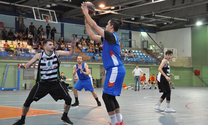 Marc Torrente llança a cistella en un partit d'aquesta temporada