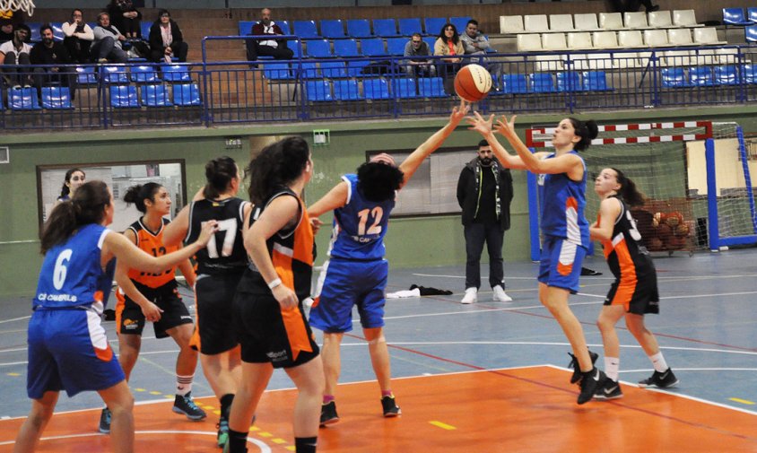 Imatge del CB Cambrils femení en un partit de la temporada passada