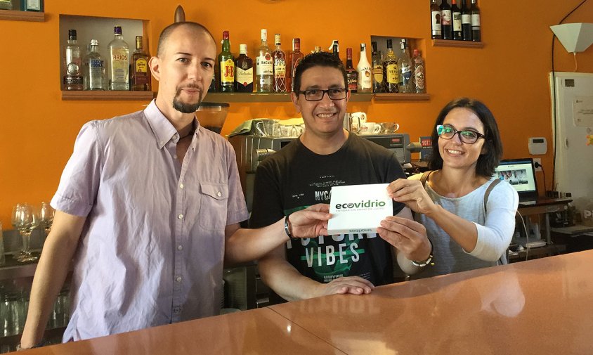 Entre els 47 establiments hostalers participants, es va sortejar un pack experiència i el guanyador va ser el bar  Marc Café de l'Hospitalet de l'Infant. El tècnic de Gerència a Catalunya d'Ecovidrio, Ivan Costa; i la regidora de Medi Ambient, Celia Ruiz,