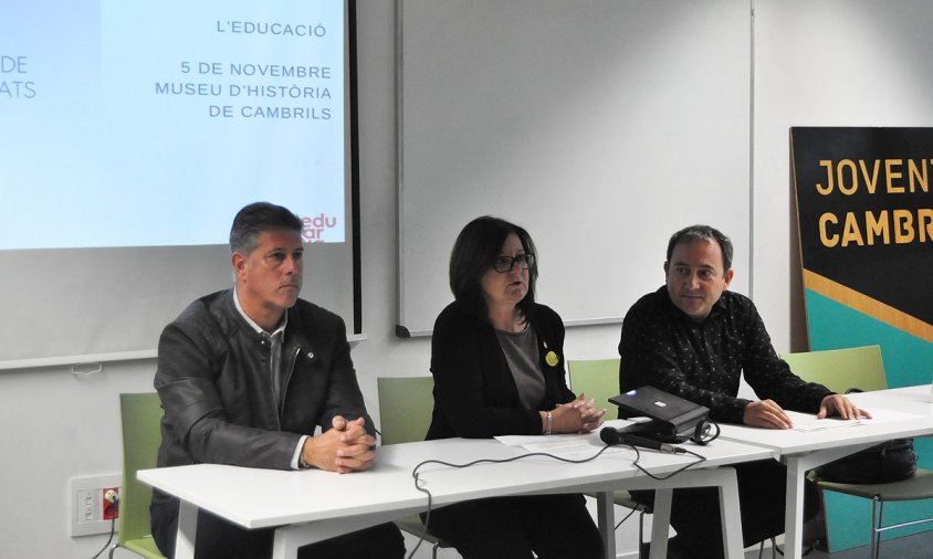 Un moment de l'acte d'inauguració a càrrec de l'alcaldessa Camí Mendoza, el regidor de Cultura Lluís Abella i el director del Museu d'Història, Gerard Martí