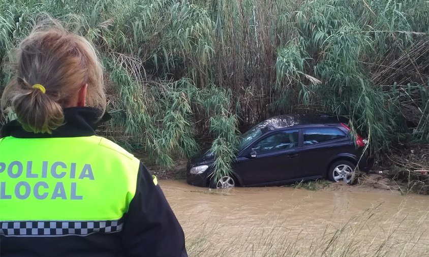 Imatge del vehicle que ha estat arrossegat per l'aigua a la riera de Maspujols