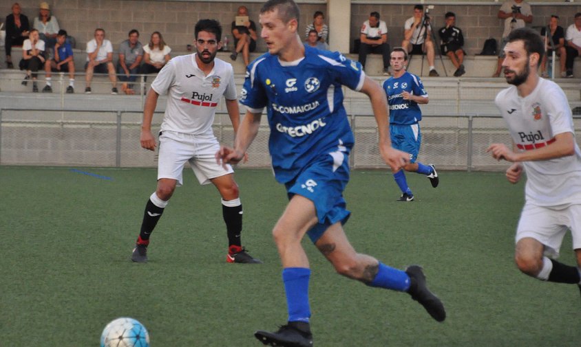 El jugador del Cambrils Unió Erik, autor del gol d'ahir, en un partit d'aquesta temporada