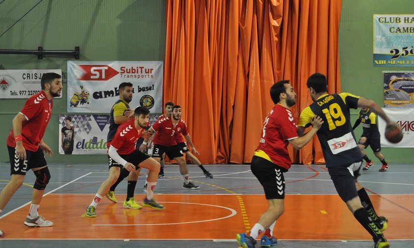 Un moment del partit que va enfrontar al CH Cambrils i al CH Terrassa, el passat dissabte al vespre