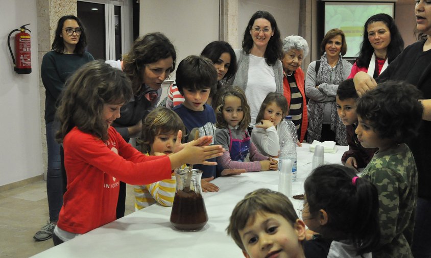 Un moment de la part pràctica del taller familiar d'ahir a la tarda