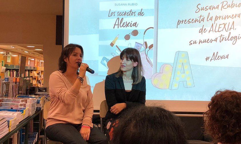 Susana Rubio, a l'esquerra de la imatge, en la presentació del llibre Los secretos de Alexia, el passat 20 d'octubre a la Casa del Llibre de Barcelona
