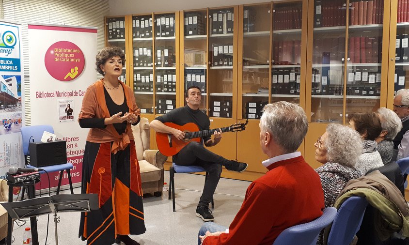 Un moment del concert de Mariona Sagarra, acompanyada del guitarrista Raül Costafreda