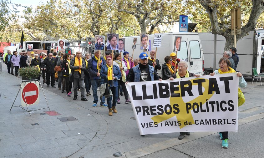 La manifestació dels Avis i Àvies, ahir, al pas pel passeig d'Albert