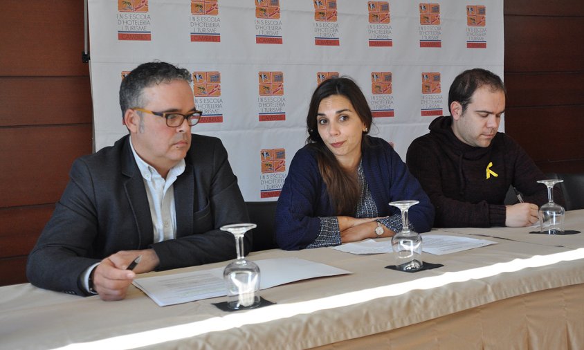 Jordi Jardí, director de l'escola d'Hoteleria i Turisme; Ana López, regidora de Promoció Econòmica, i Eduard Pellicer, regidor de Joventut, en la presentació, ahir, de la jornada INN