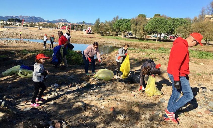 La neteja de la platja de la riera d'Alforja es va fer el passat dissabte al matí