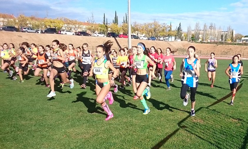 Un moment de la prova disputada per l'atleta Maria Taggi (amb el dorsal 899)