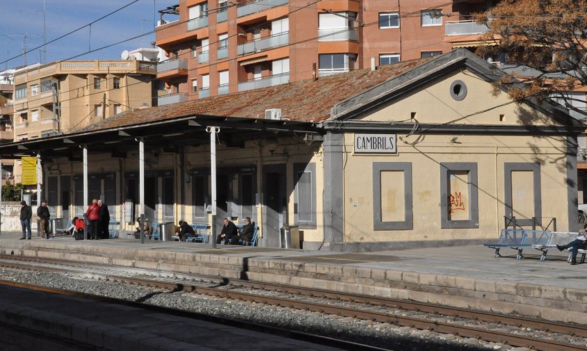 Imatge de l'actual línia ferroviària de la costa al seu pas per Cambrils