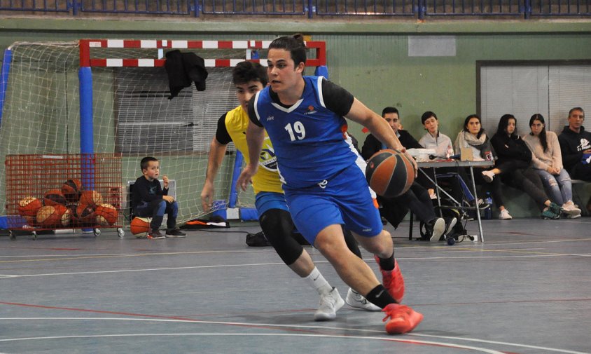 Marc Torrente, del CB Cambrils, condueix una pilota en un partit d'aquesta temporada