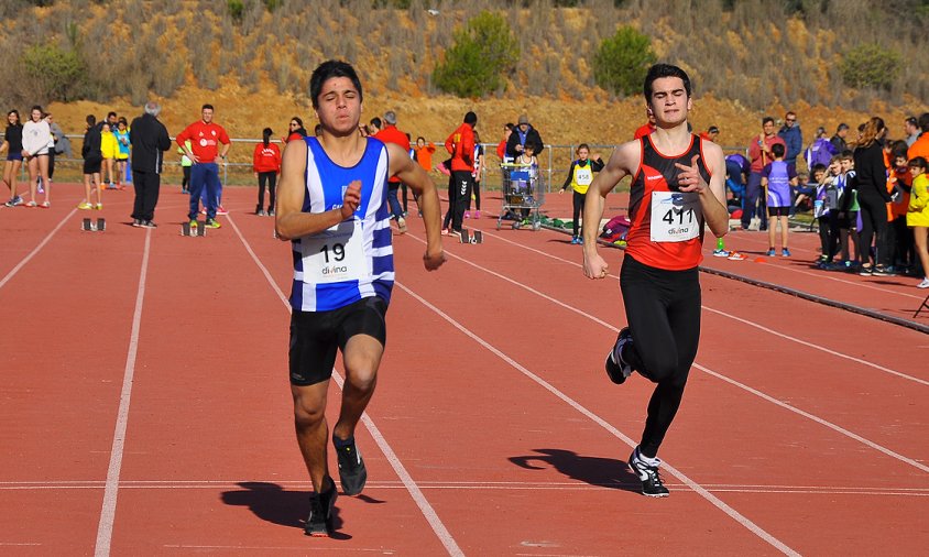 A l'esquerra de la imatge, l'atleta cambrilenc Jan Monserrate