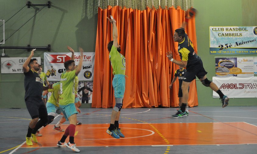 Un moment del partit entre el CH Cambrils i el Banyoles, disputat el passat dissabte