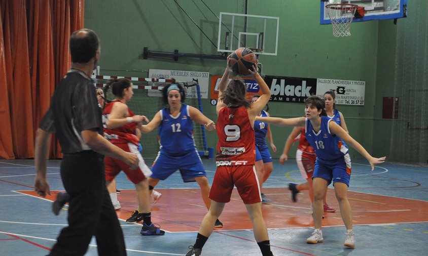 Imatge d'arxiu d'un partit del CB Cambrils femení aquesta temporada