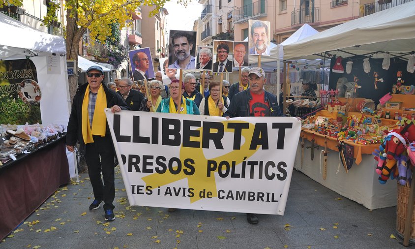 Els Avis i Àvies, a la plaça de la Vila, entremig de les parades nadalenques