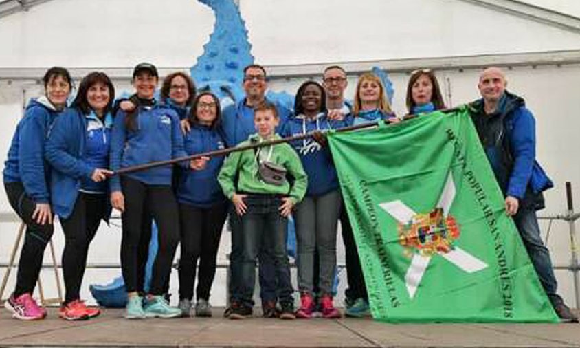 Els vogadors cambrilencs amb la bandera aconseguida a la competició de Castro Urdiales