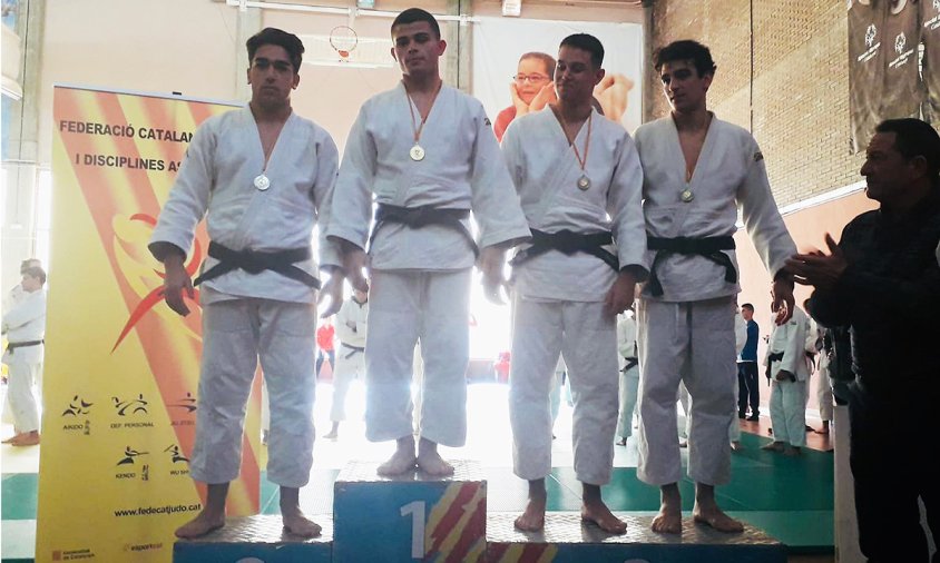 El judoka cambrilenc Emanuel Toscano en la primera posició del podi