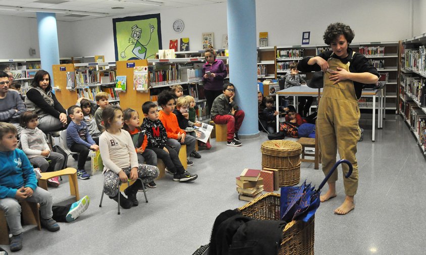 Un moment de l'espectacle de titelles, ahir a la tarda a la Biblioteca