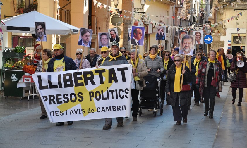 Els Avis i Àvies, ahir, a la plaça de la Vila