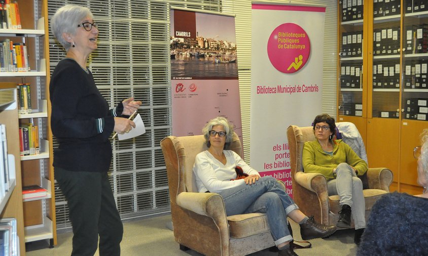 Un moment de la tertúlia literària a la Biblioteca, ahir a la tarda