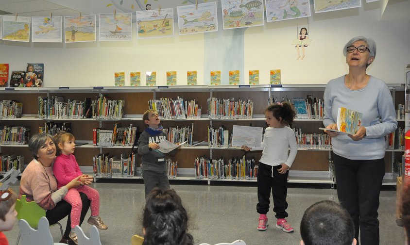 Un moment de la presentació del llibre. Lluïsa Piñol, asseguda a l'esquerra de la imatge