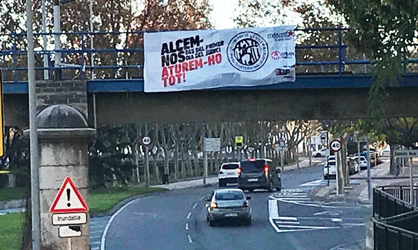 Pancarta al pont de la via fèrria