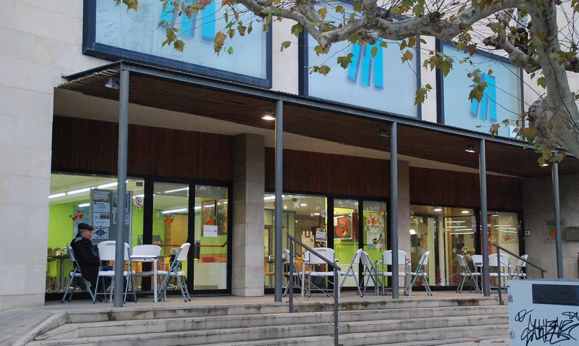 Aspecte de la planta baixa del Casal Municipal de la Gent Gran, on hi ha la cafeteria-menjador