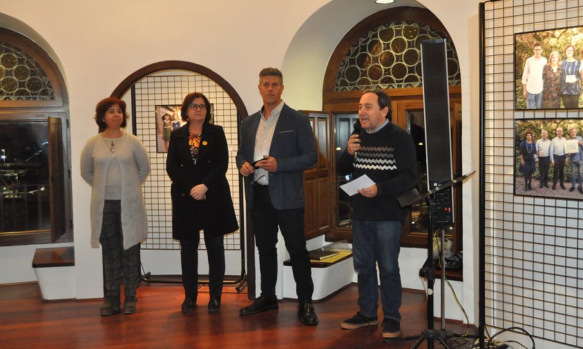 Acte d'inauguració de l'exposició fotogràfica a la Torre del Port