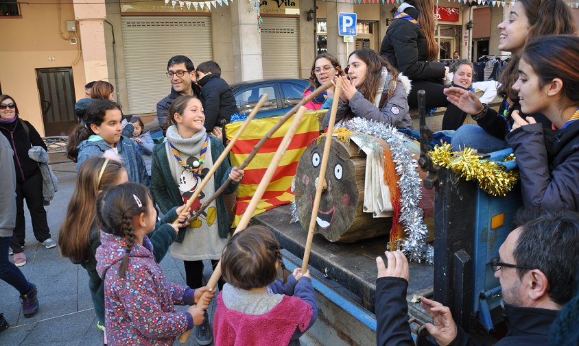 El Tió en un moment de la cagada popular a la plaça de la Vila