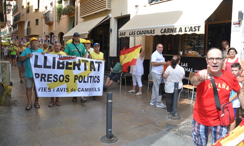 L'agressor, a la dreta de la imatge, pocabans de perpetrar la seva acció contra el director de revistacambrils.cat