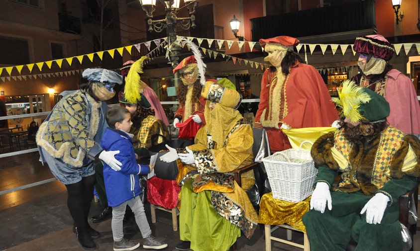 Recollida de cartes, ahir a la tarda, a la plaça de la Vila