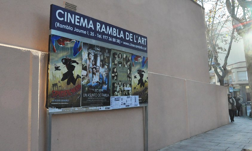 Cartellera amb la programació del cinema situada a l'avinguda de la Independència