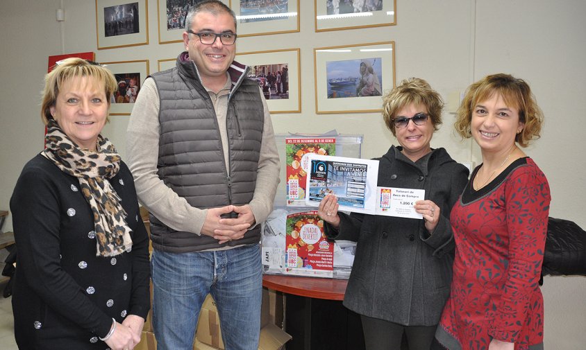 Sílvia Coll, dinamitzadora de la UB; Enrique Arce, president de la UB; Ana Martín, guanyadora del sorteig i Núria Torres, de la Corseteria Núria