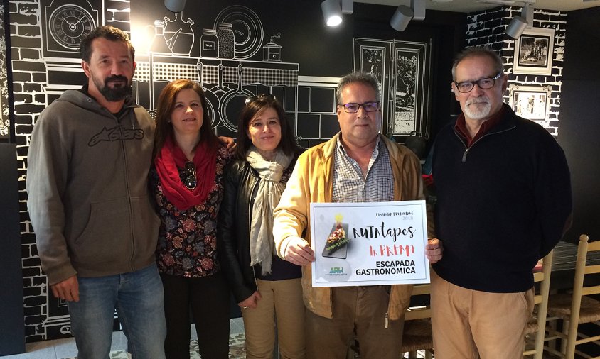 Imatge del guanyador del 1r premi del sorteig, Francisco Reyes Cienfuegos, junt amb la regidora de Turisme, Elidia López; i el president de l'ARH, Jordi Orriols