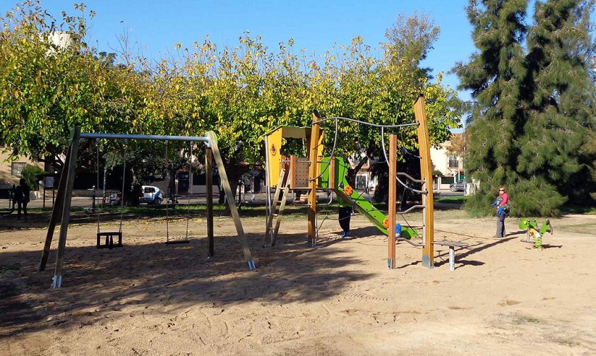 Àrea de jocs instal·lada a la zona verda del carrer de l\'Anoia