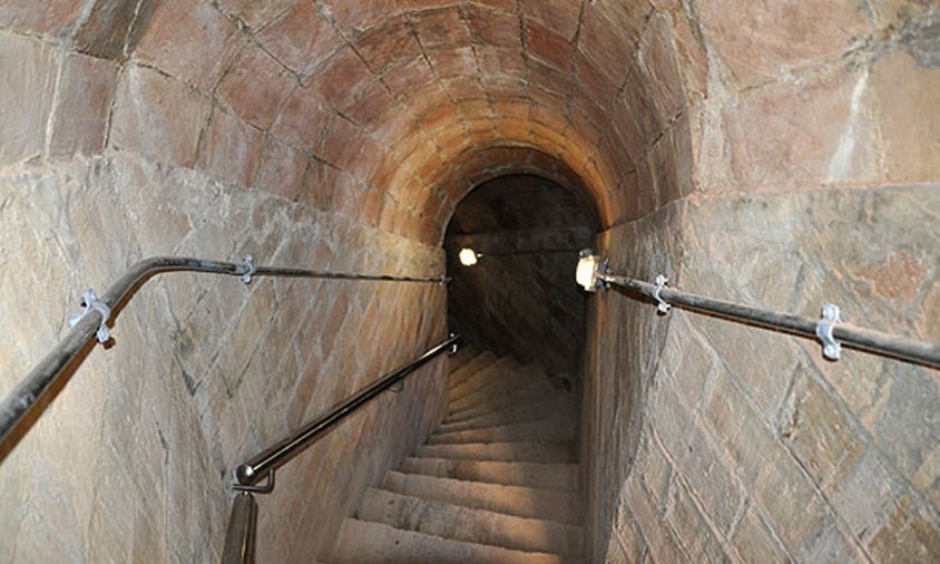 Accés al refugi de la Guerra Civil del carrer de les Creus, el dia de la seva inauguració