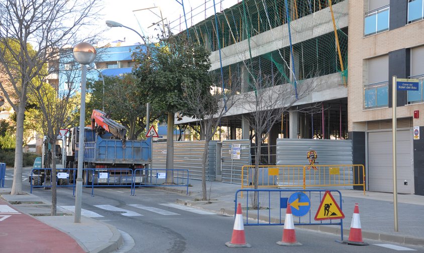 Edifici en construcció a la cantonada de l'avinguda de la Llosa