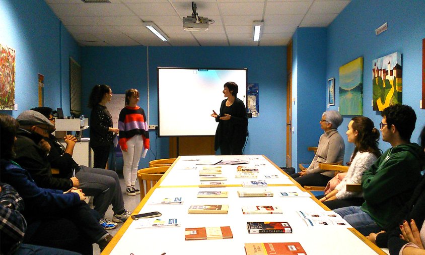 Un moment de l'exposició dels treballs que es va fer a la Biblioteca Josep Salceda i Castells