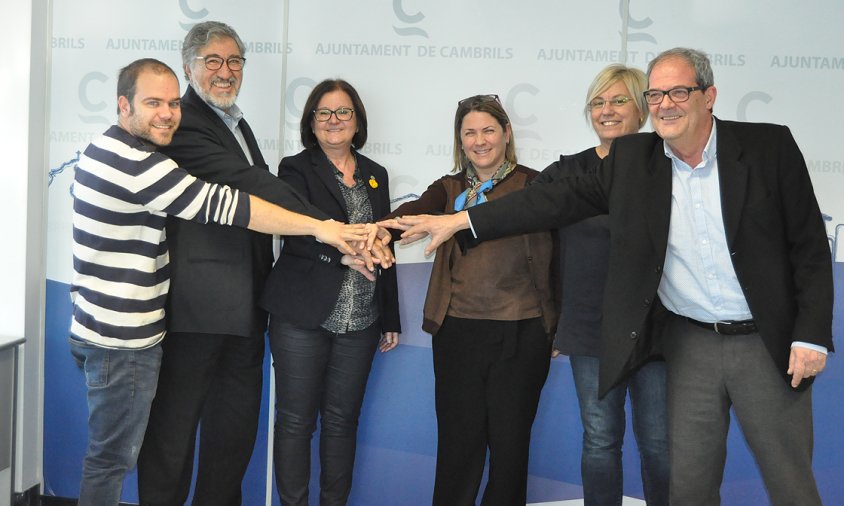 Moment de la signatura del conveni entre l'Ajuntament i l'Agència de l'Habitatge de Catalunya. D'esquerra a dreta: Eduard Pellicer, Josep M. Vallès, Camí Mendoza, Judith Gifreu, Trinitat Castro i Josep M. Juncosa