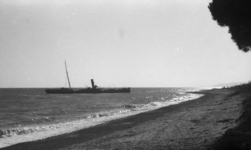 Fotografia del vapor Isla de Menorca embarrancat a la platja de l'Ardiaca, l'any 1940