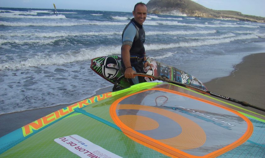 El cambrilenc Emili Albalat amb la seva taula de windsurf i l'eslògan "Dona el millor de tu. Dona sang" a la seva vela